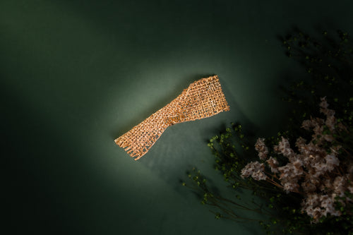 Alfinete Linen I em latão com banho de ouro 24k – JF Jóias