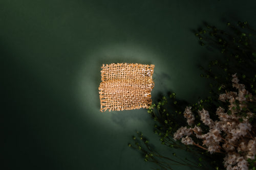 Alfinete Linen II em latão com banho de ouro 24k – JF Jóias