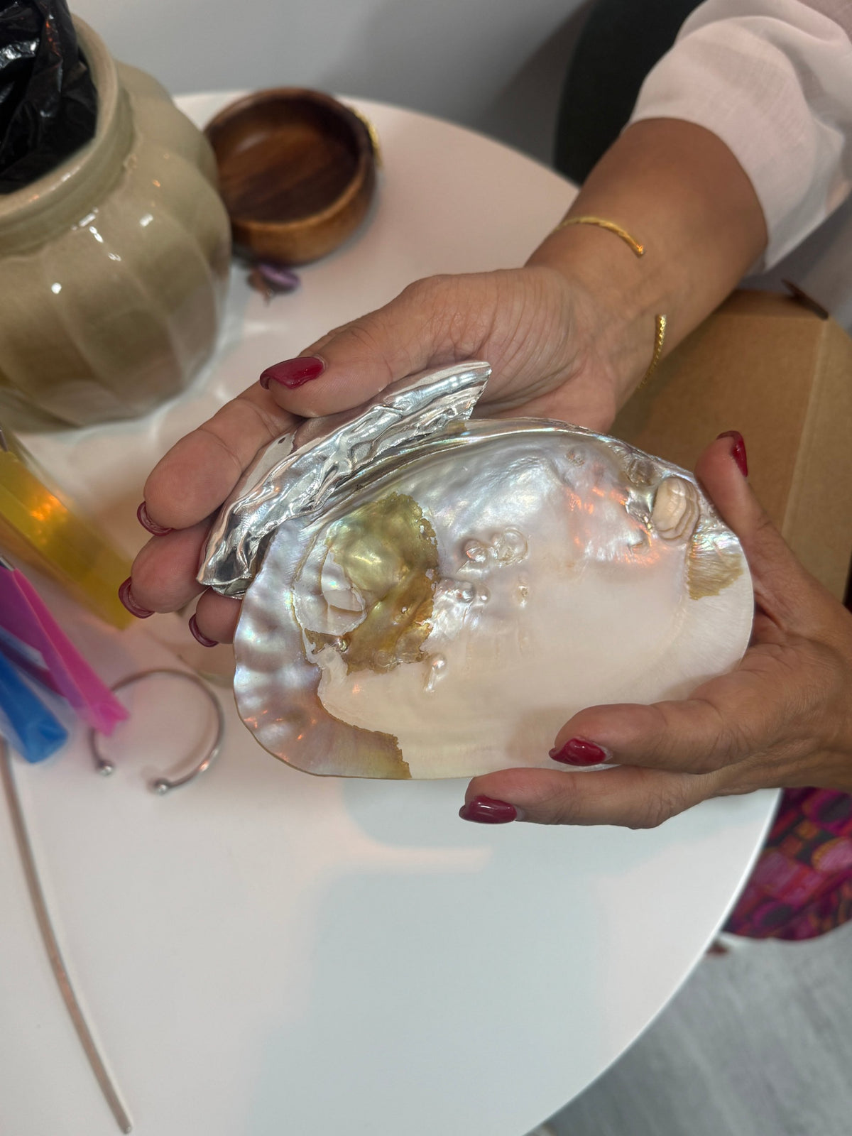 Concha de madrepérola com remate em prata, feita à mão no atelier