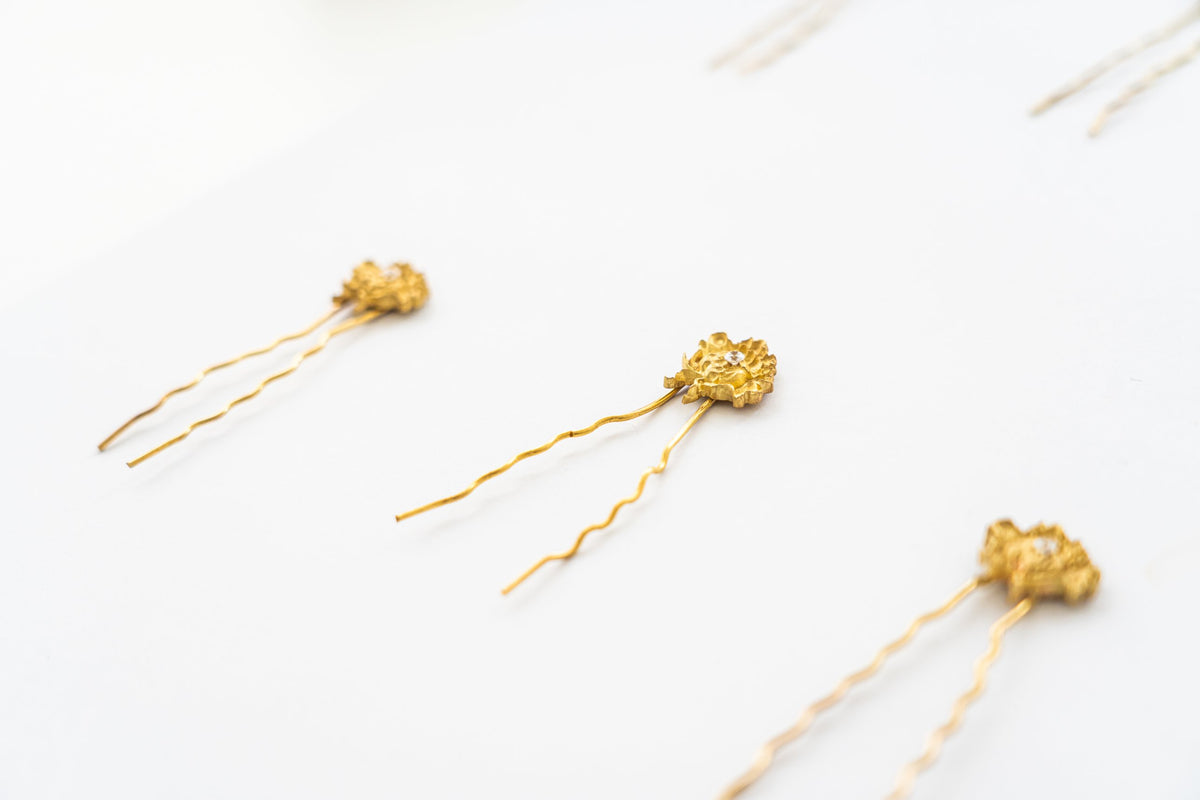 Ganchos de cabelo para noiva com flor e zircónia, feitos à mão pela JF Jóias